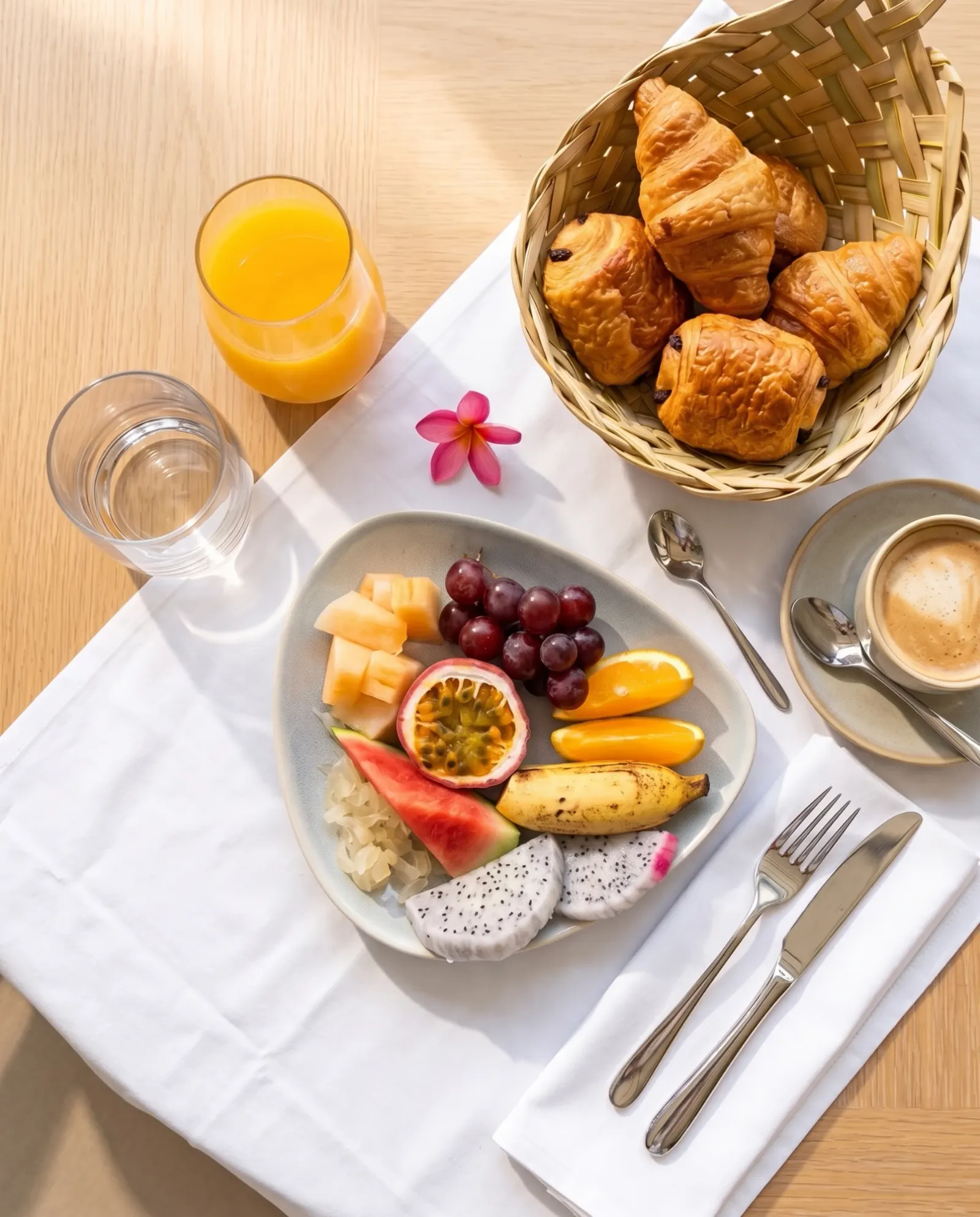 Breakfast at Ezzy Food: tropical fruit, croissants, fresh orange juice and a cappuccino