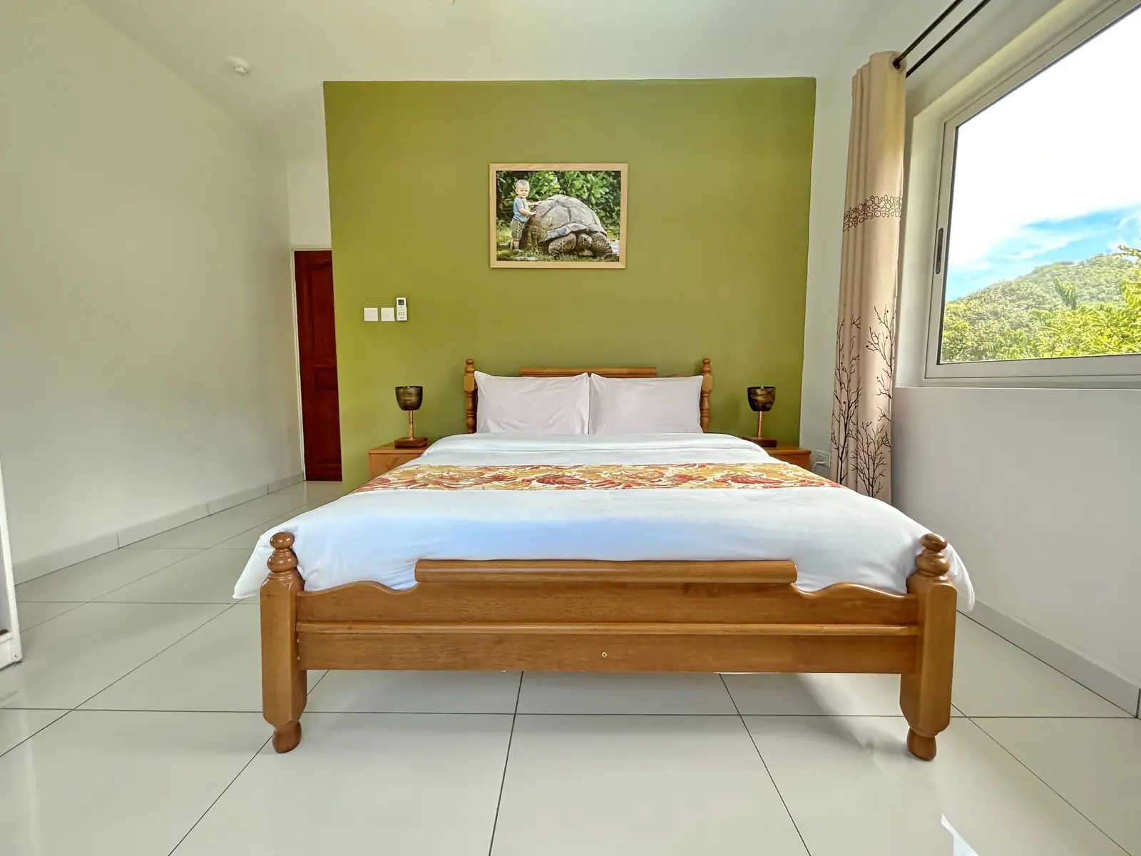 Second bedroom with queen bed and tortoise artwork